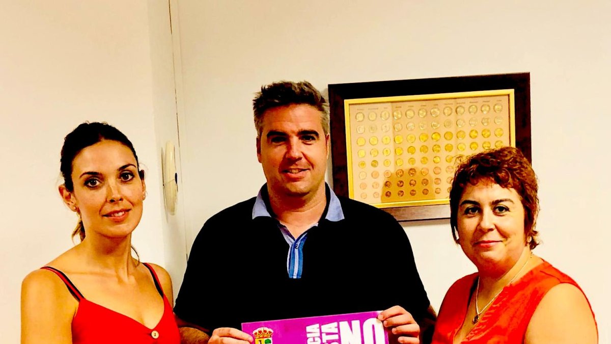 El alcalde de Viator y las concejalas de Mujer y Comercio, con el cartel de la campaña.
