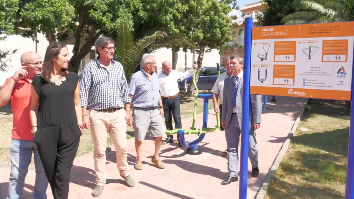 Visita del alcalde, varios de sus concejales y el responsable de La Caixa a uno de los nuevos parques biosaludables.