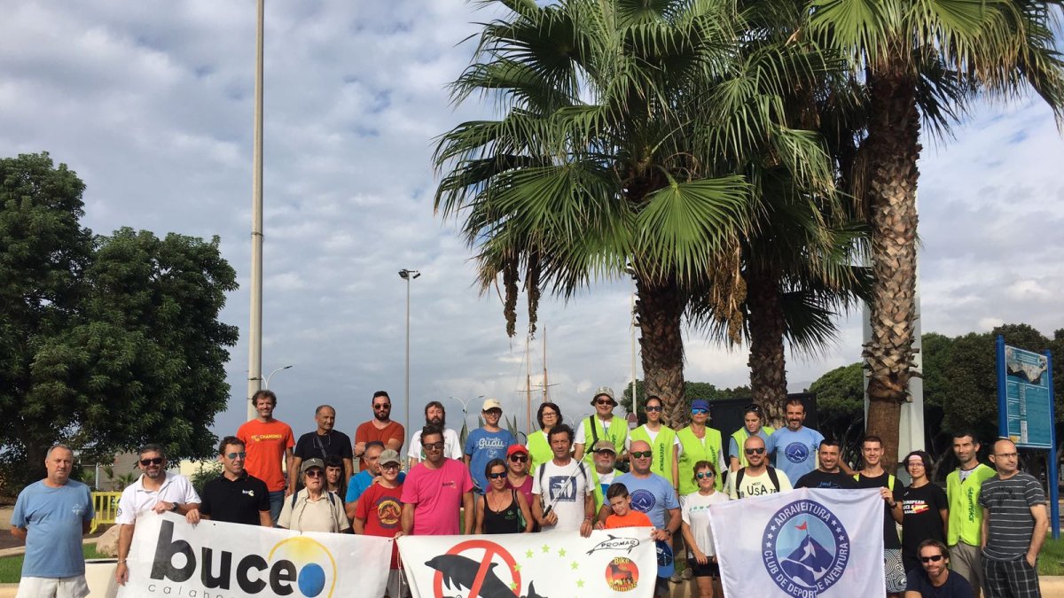 Miembros de las diferentes organizaciones participantes en la recogida de residuos.