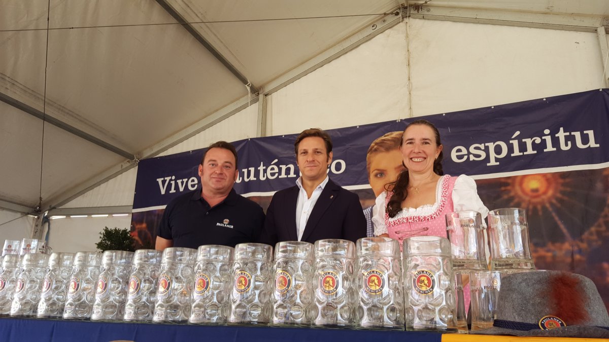 El concejal Luis Miguel Carmona, junto al productor del evento, Santiago Gallego, de 4Rosas y Melanie Homburg posan con jarras de cerveza alemana.