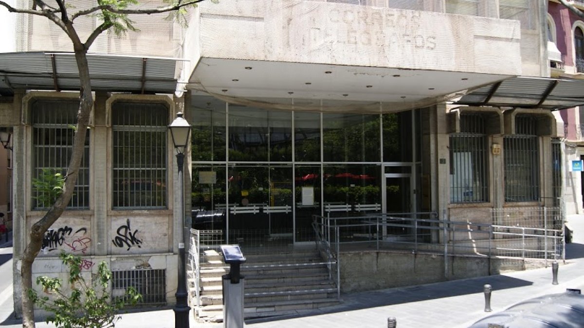 Fachada del edificio que era la antigua sede de Correos
