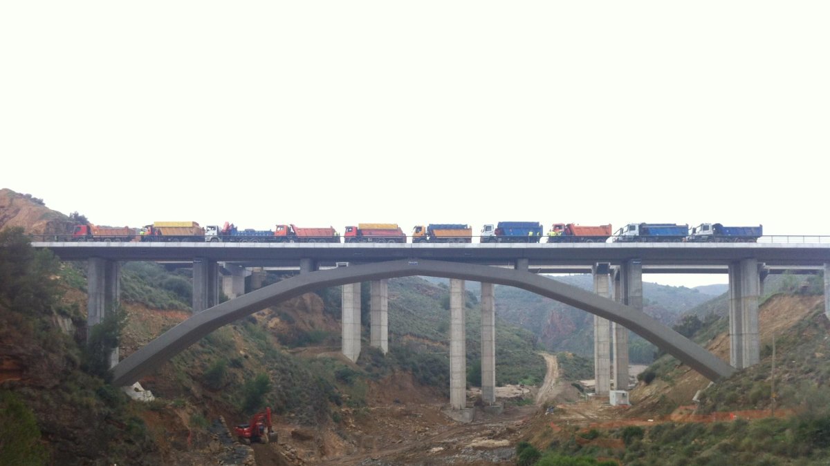 Obras del AVE ejecutadas en 2013 en el viaducto del río Jauto durante una prueba de carga.