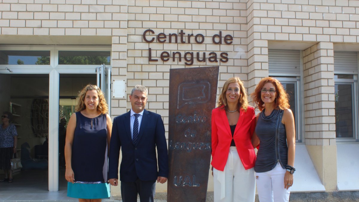 El rector de la UAL junto a la directora del Centro de Lenguas, la subdirectora y la coordinadora.