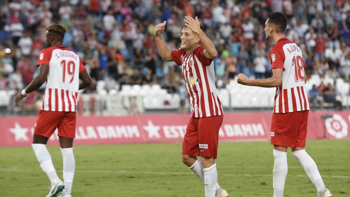 Corpas anima a la grada en plena celebración de su gol al Real Zaragoza.