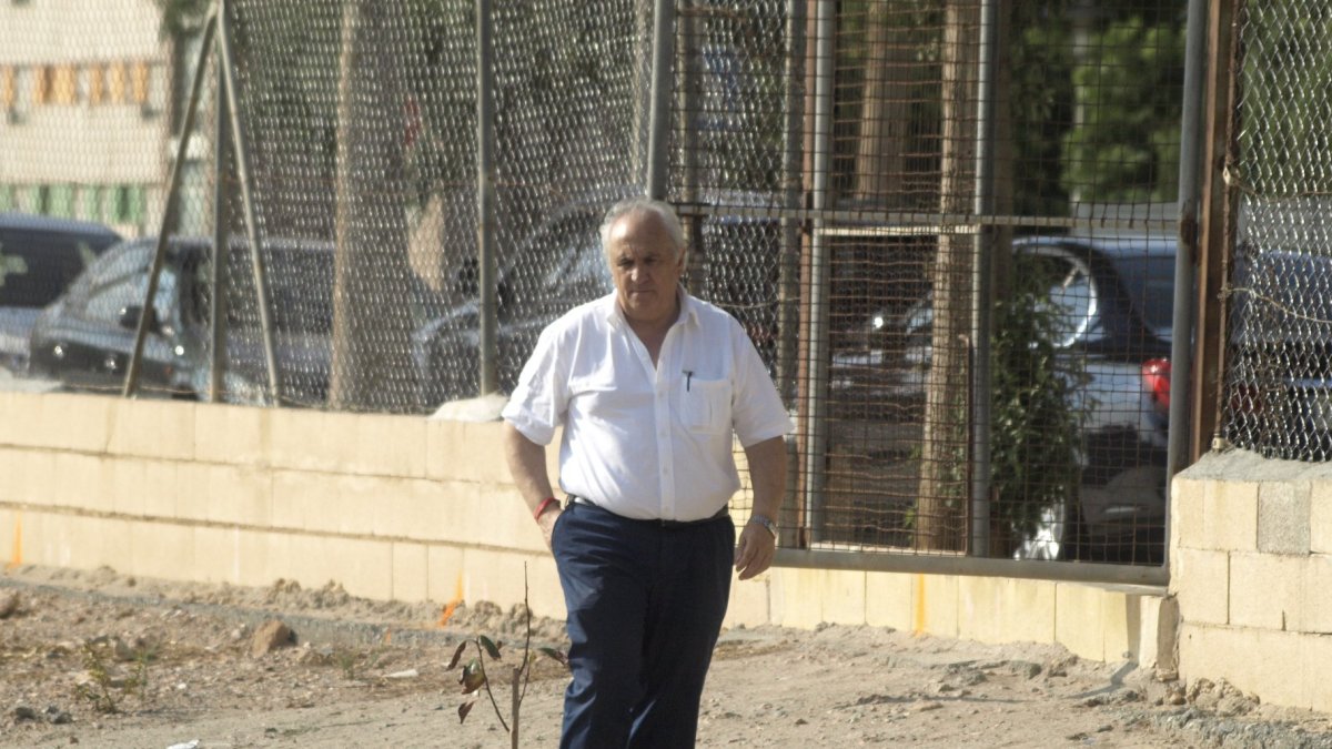 El presidente del Almería visitó a la plantilla rojiblanca.