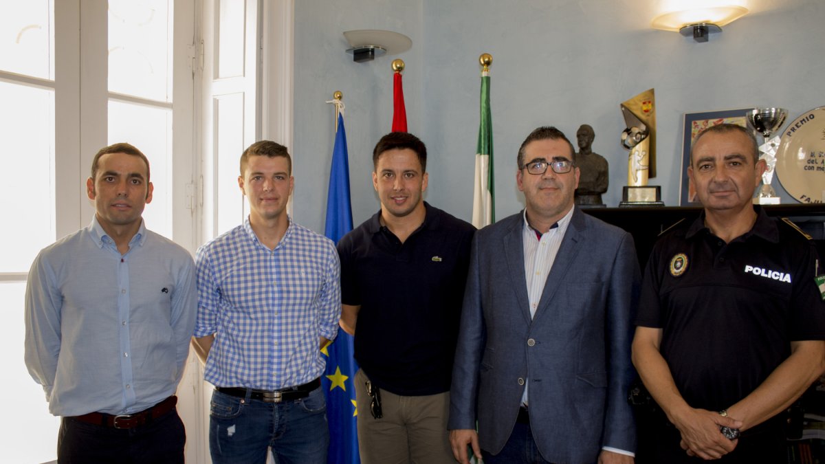 El alcalde con los nuevos agentes en prácticas.