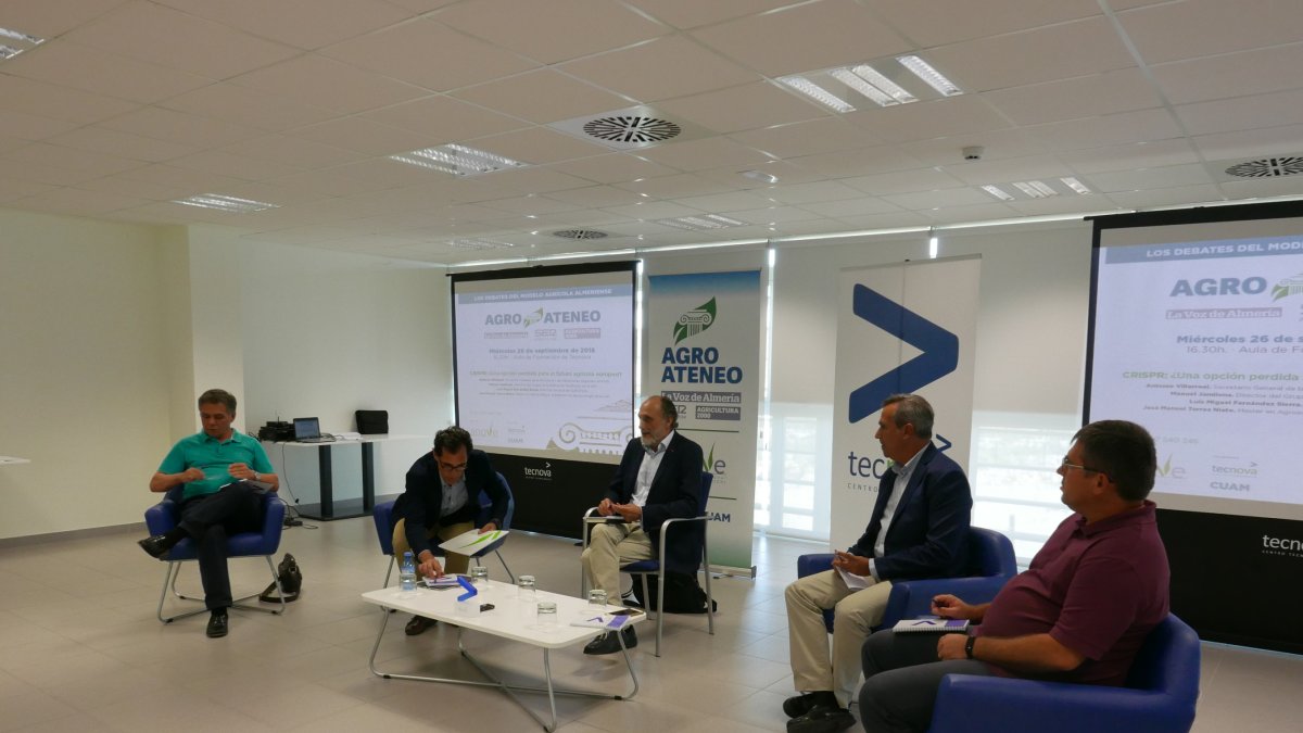 Los ponentes debatieron en la sede de Tecnova durante dos horas.