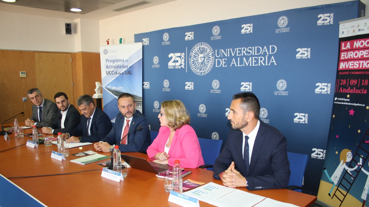 Las autoridades, durante la presentación del evento.
