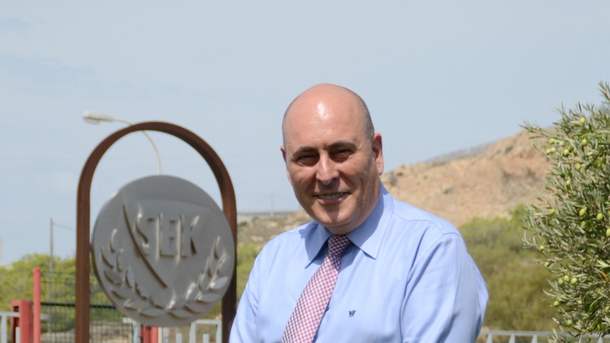 Javier Eladio Guzmán en la entrada del SEK Alborán en Almerimar.