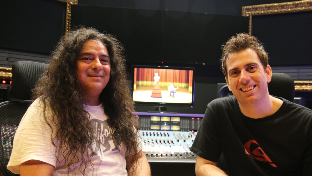 José Herrera (derecha), y Gonzalo Ramos, en la sede de Villalobos Recording Studio, en Almería. Al fondo, un fotograma del corto.