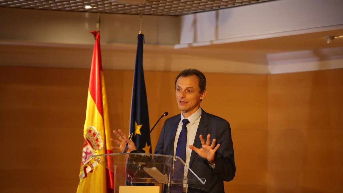 El ministro de Ciencia, Innovación y Universidades, Pedro Duque, durante su rueda de prensa de ayer. (Foto: Ricardo Rubio)