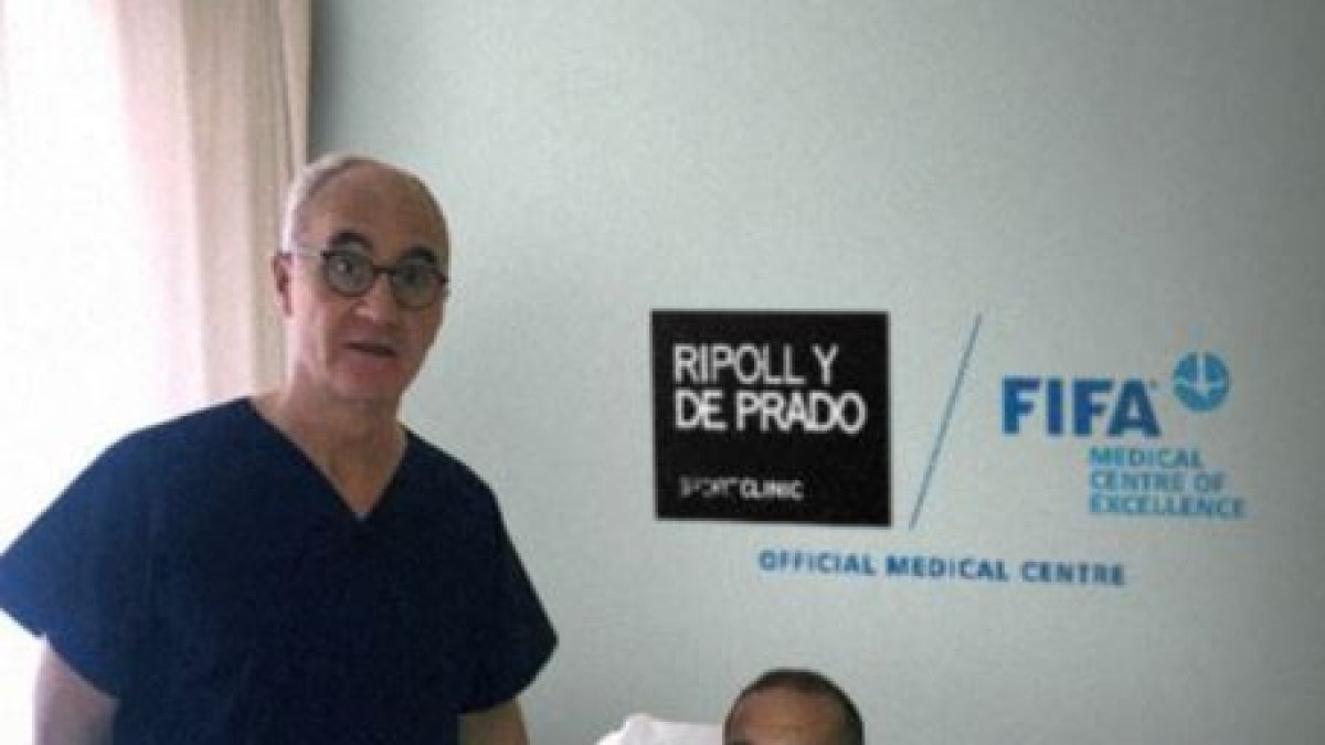 Nano, junto al doctor Pedro Luis Ripoll, después de la operación.