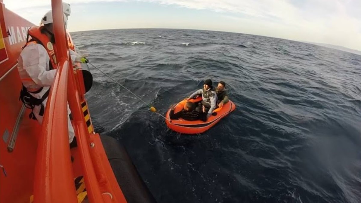 Rescate de una patera por Salvamento Marítimo.