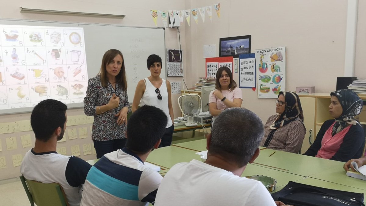 Francisca Fernández, delegada de Educación en la provincia de Almería, durante su visita al centro de El Ejido.