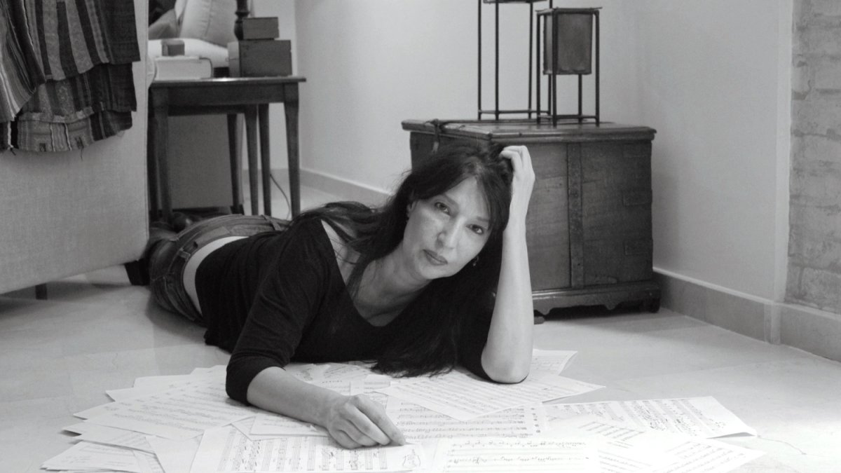 Claudia Montero entre sus partituras.