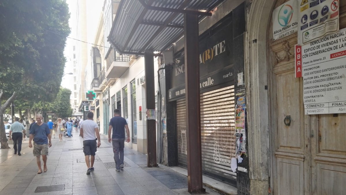 Local cerrado en pleno Paseo de Almería.