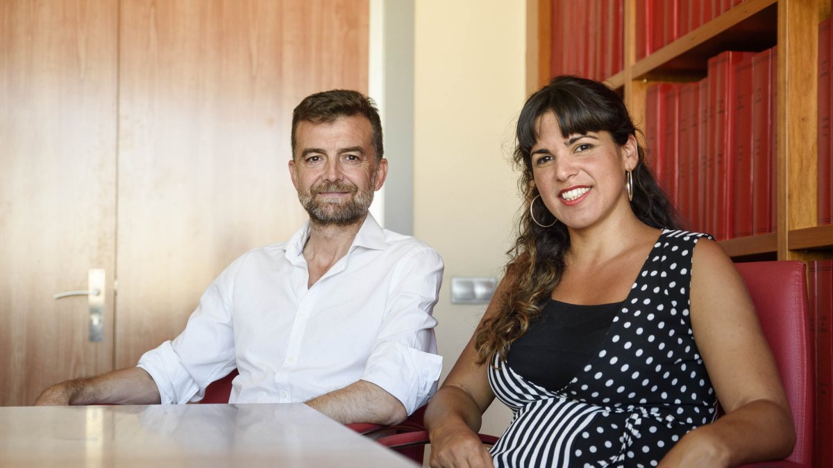 Antonio Maíllo y Teresa Rodríguez, fotografiados esta semana en la Sala de Juntas de La Voz de Almería.