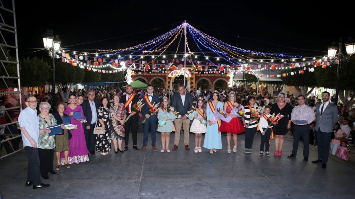 Autoridades junto al míster y la reina de las fiestas y el pregonero.