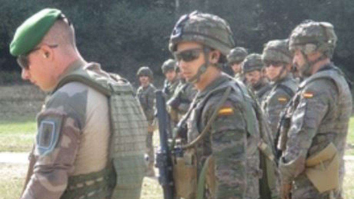 Soldados realizando maniobras.