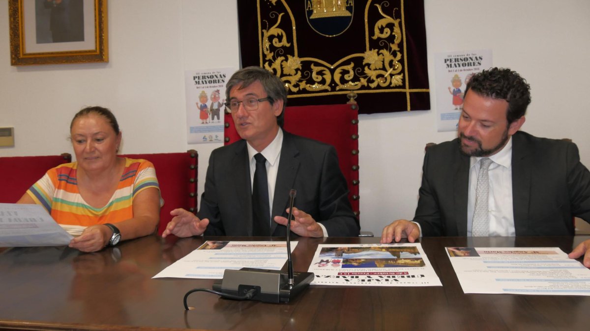 Manuel cortés durante la presentación de la Semana que comienza hoy en Adra.