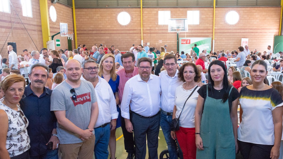 Miembros del PSOE de Almería junto al Consejero.
