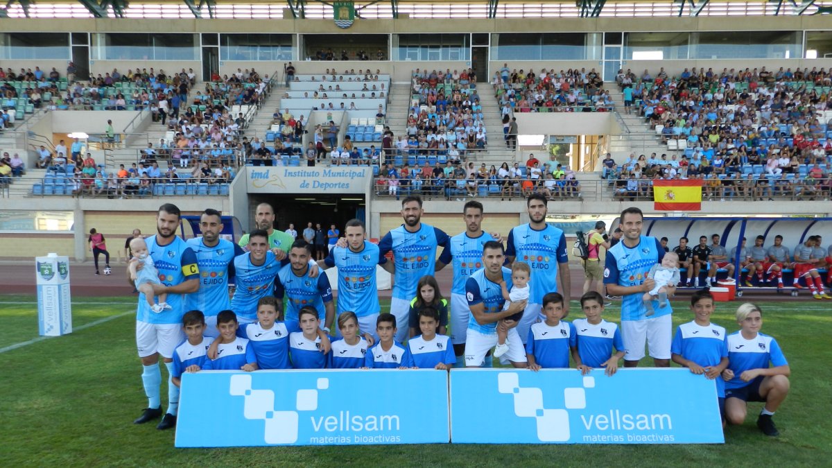 Alineación inicial celeste durante la foto de equipo antes de iniciar el partido.