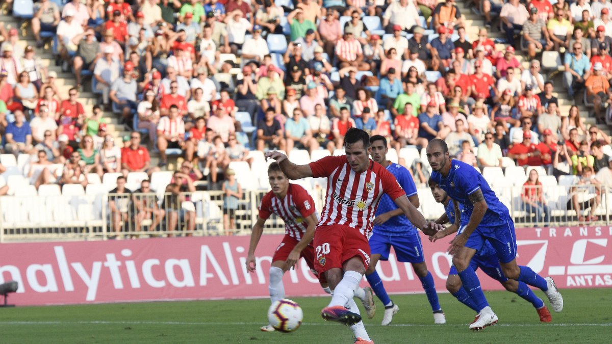 Álvaro Giménez marca el segundo para el Almería ante el Reus.