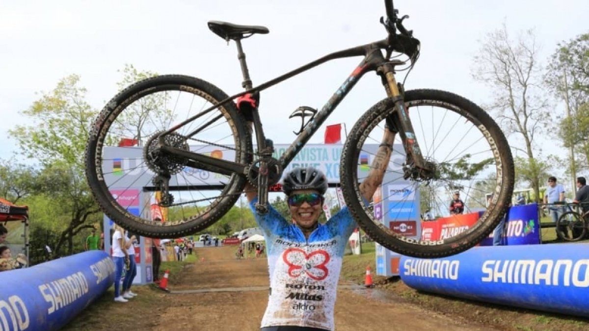 Bicicleta al cielo tras una gran carrera.