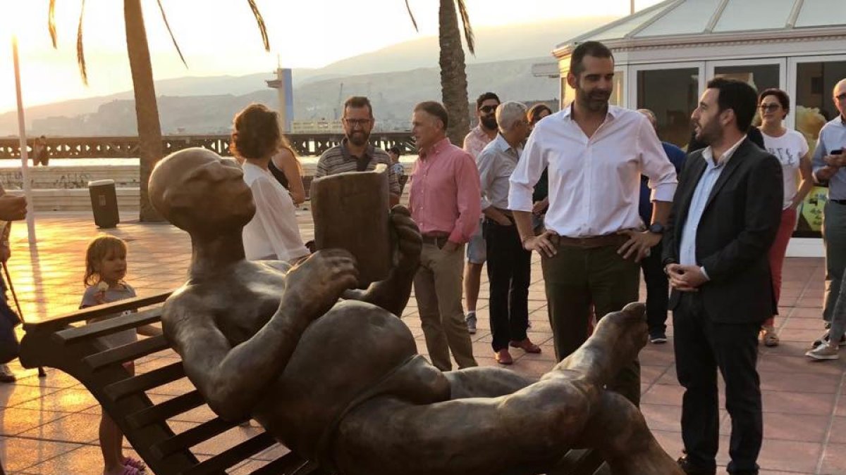 \'La Tumbona\', nueva escultura del paseo marítimo.