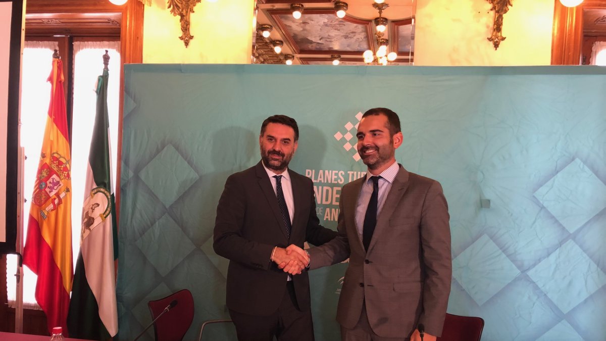 Momento tras la rúbrica del convenio por el consejero de Turismo y el alcalde de Almería