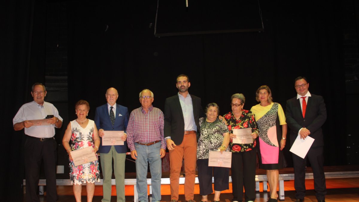 El alcalde y la concejala de Familia junto a los galardonados en el Día Internacional de las Personas con Edad.