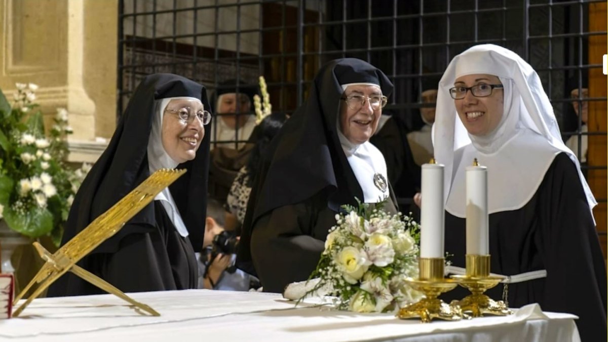 Sor María José recibió los hábitos el pasado sábado de la Madre Blanca Rosa.