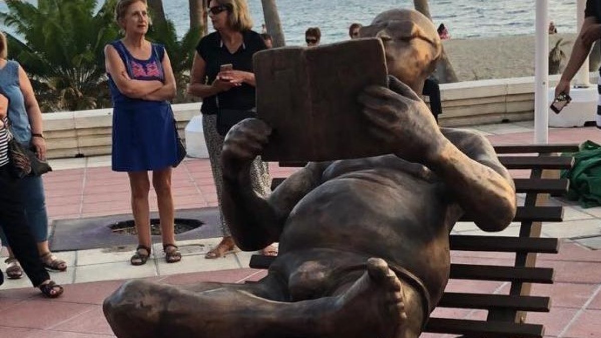 La nueva estatua del paseo marítimo se destapó este domimgo.