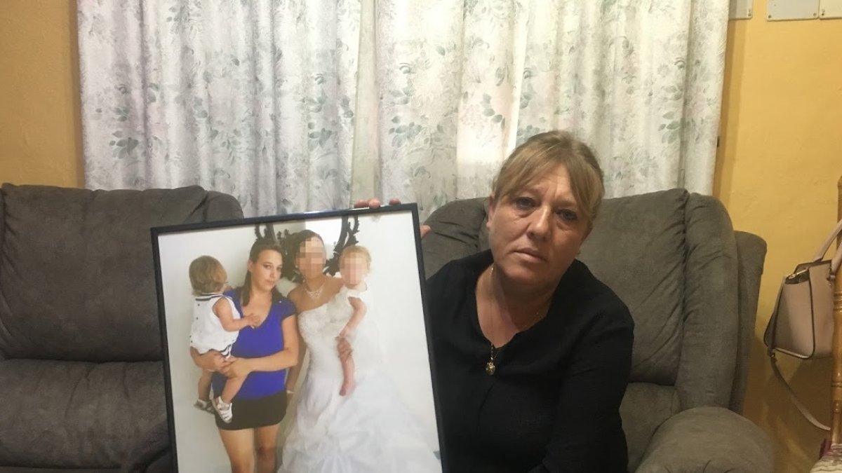 Dolores Serrano, con una foto de su hija fallecida y su nieta.