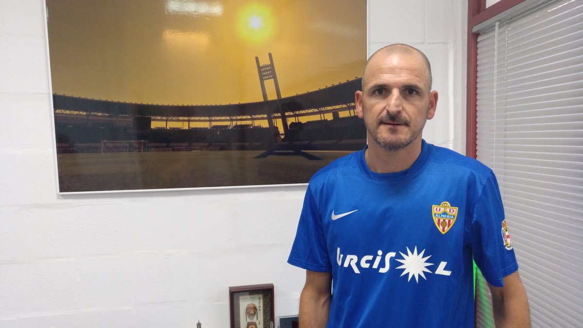 Soriano con el Estadio Mediterráneo en un cuadro de fondo.