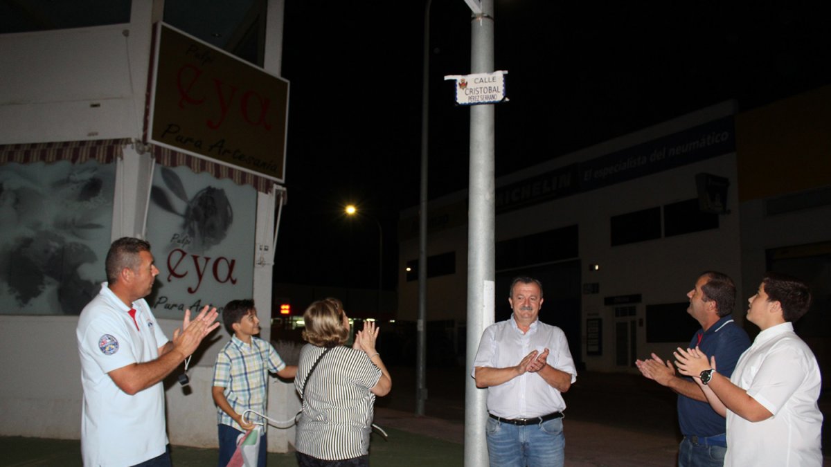 El alcalde de Pulpí descubre una de las placas de las nuevas calles.