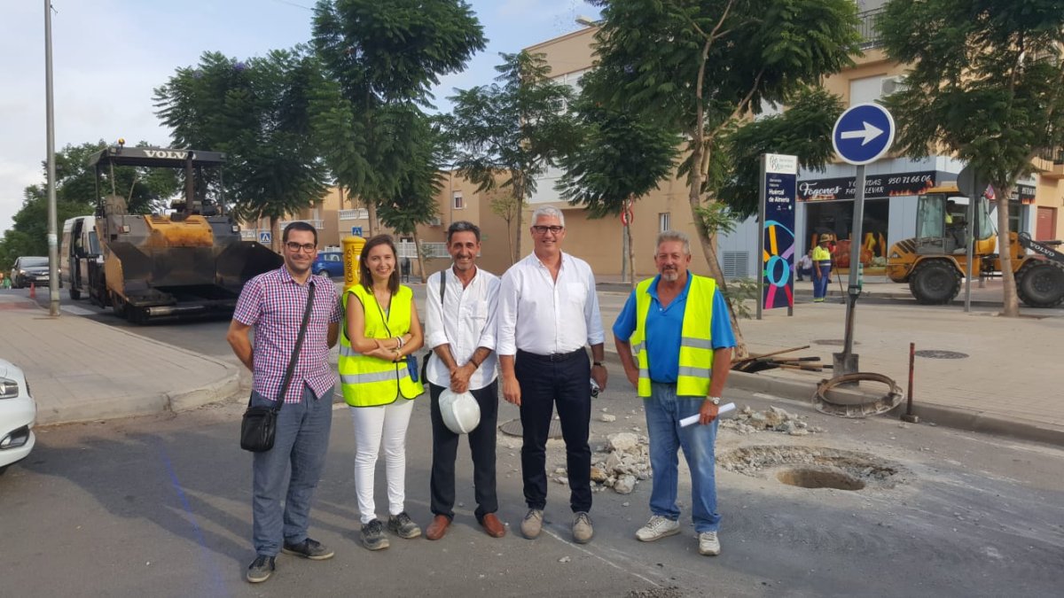 El alcalde y el concejal junto a los responsables de las intervenciones.