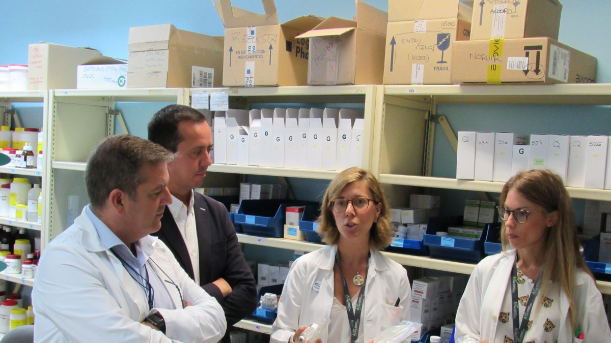 Presentación de la nueva aplicación móvil en el área de Farmacia del hospital.