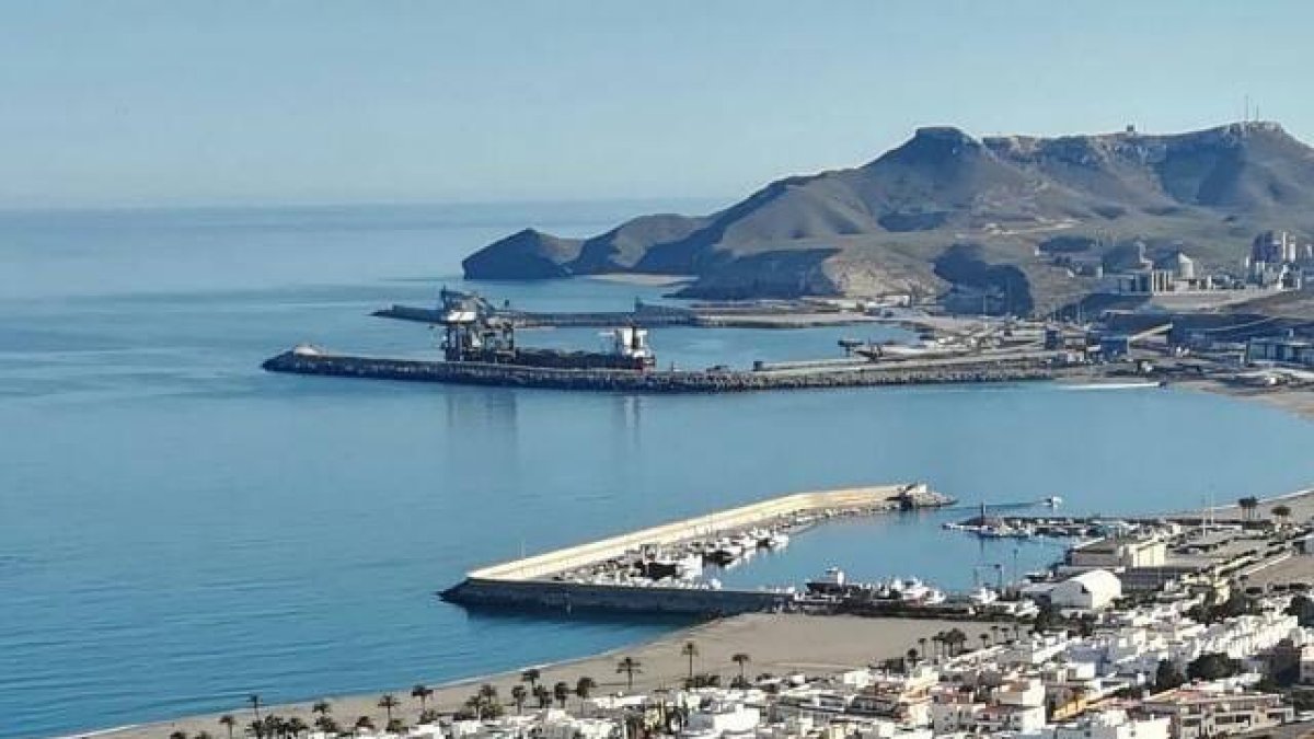 Vista del puerto pesquero de Carboneras, con el comercial al fondo.
