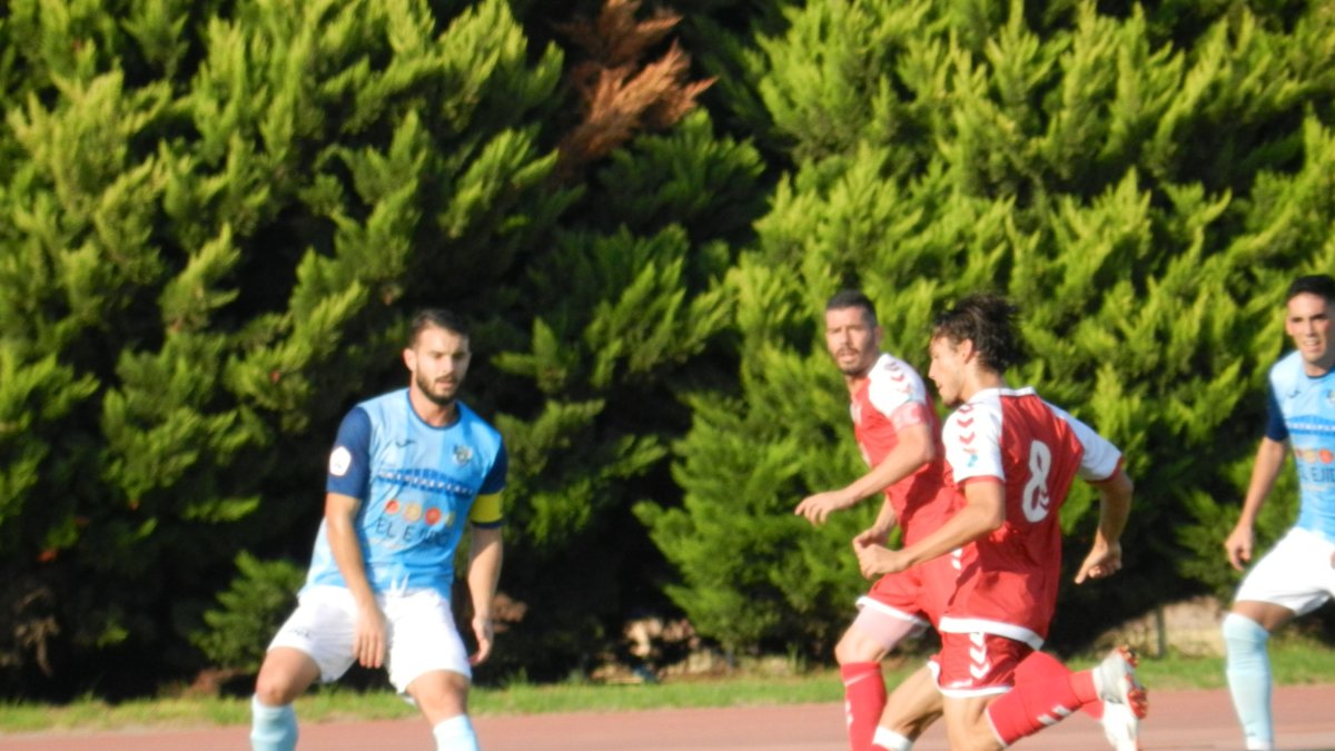 Gabri disputando un balón en el choque del pasado domingo ante el Real Murcia.