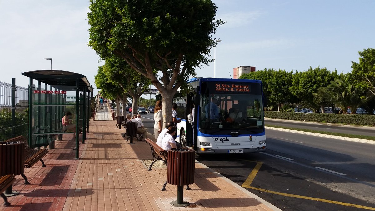 Parada de autobús ubicada junto a la puerta de entrada del Hospital de Poniente en El Ejido.