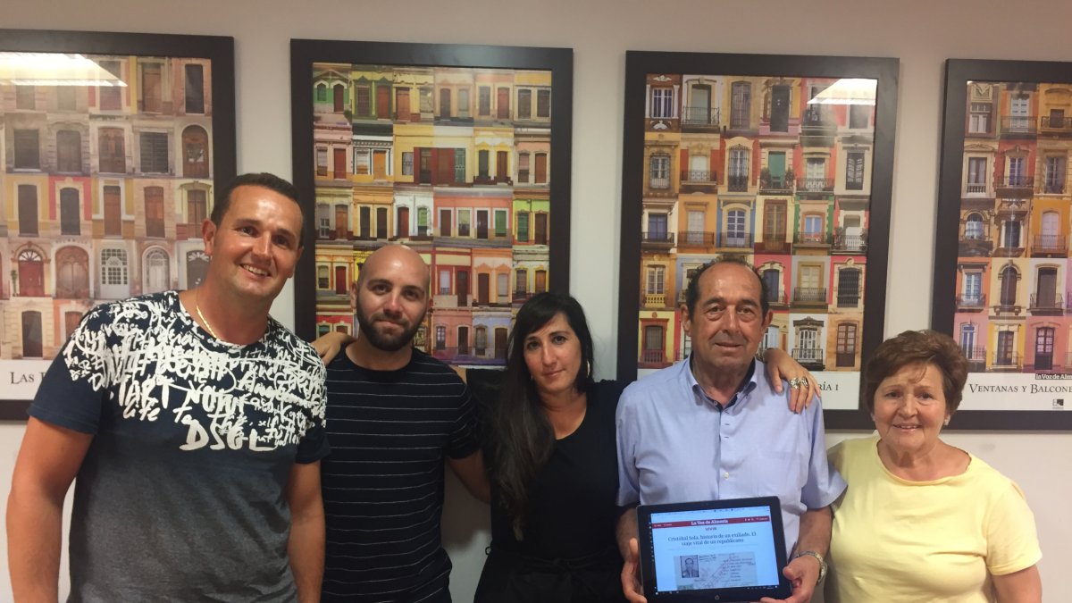 Descendientes de Cristóbal y Ramón Sola, junto al investigador Juan Francisco Colomina.