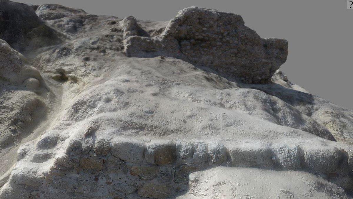 Lienzo de muralla hallado bajo los restos de la torre norte de la antigua ciudad.