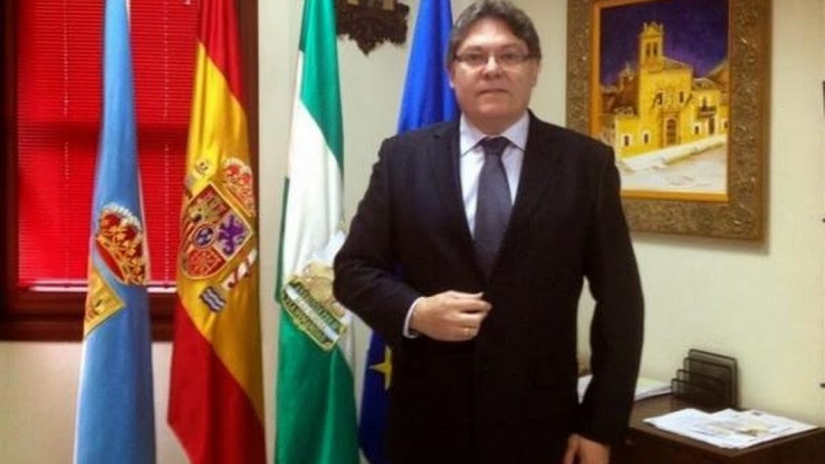 Rogelio Mena en si despacho durante su etapa como alcalde de Albox.