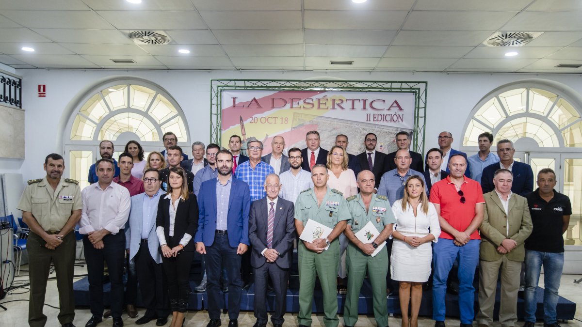 Foto de familia de los asistentes a la presentación de La Desértica, que se disputará el próximo día 20, ayer en la Diputación Provincial de Almería.