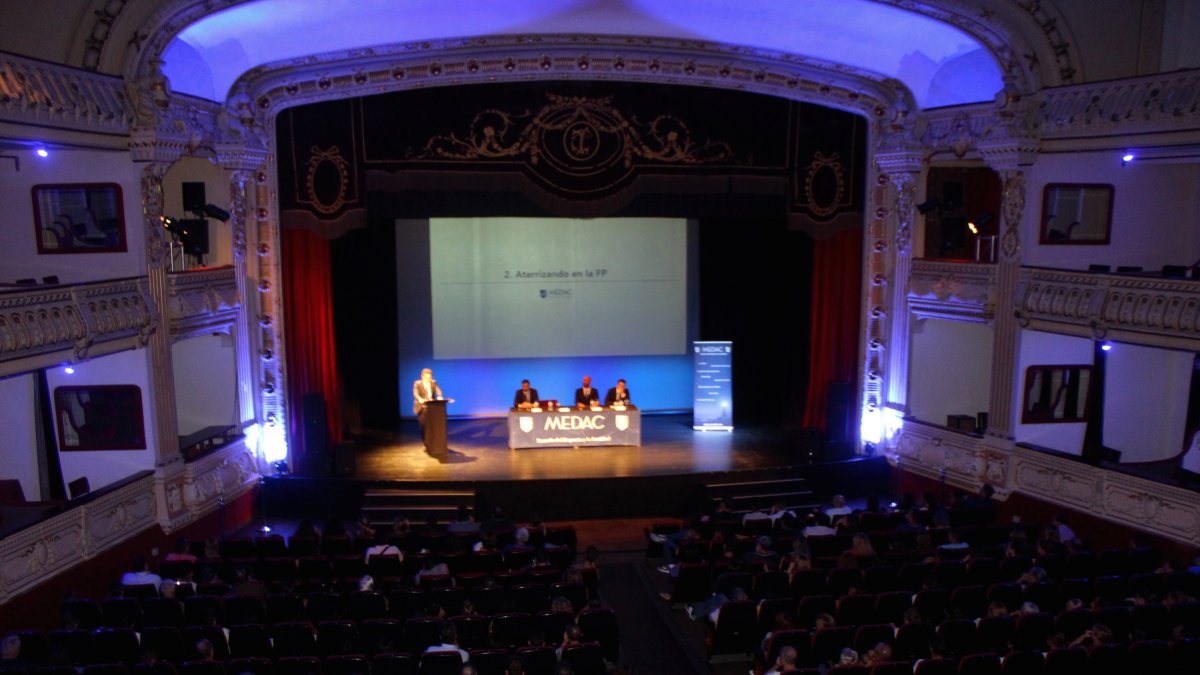 El Instituto MEDAC celebró su presentación del Curso Académico en el Teatro Cervantes.