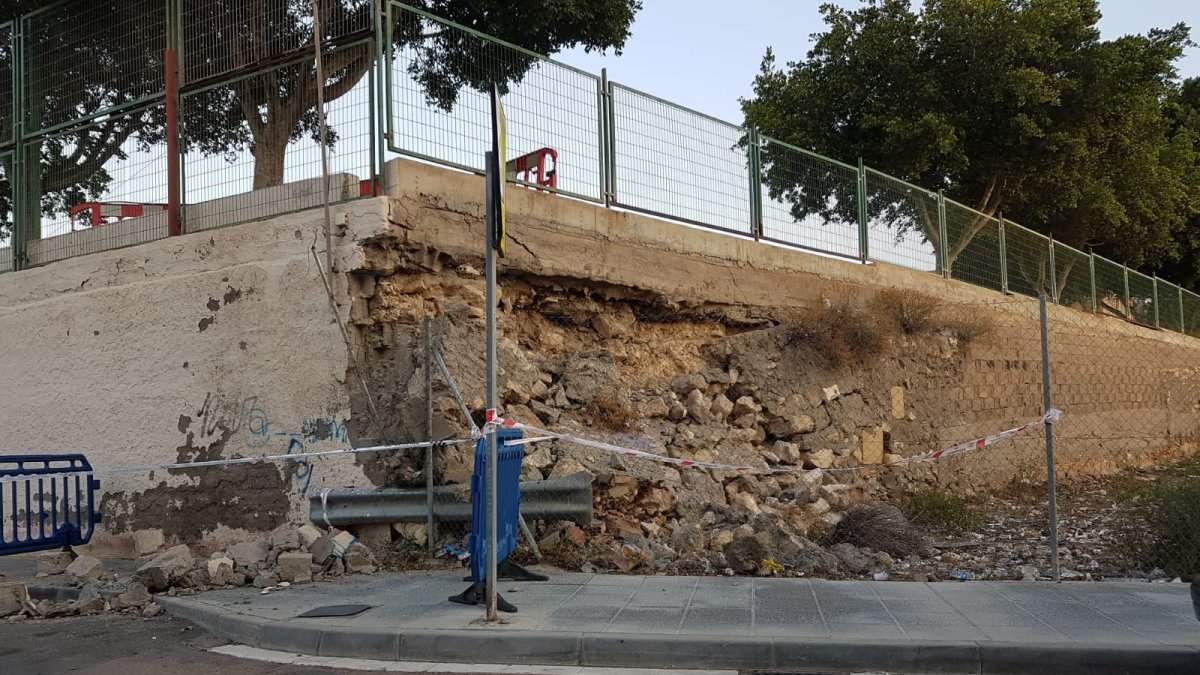 Estado en el que quedó el muro afectado del colegio.