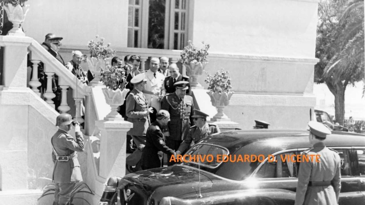 Franco abandonando  las instalaciones del cortijo de Fischer tras haber pasado allí la noche.