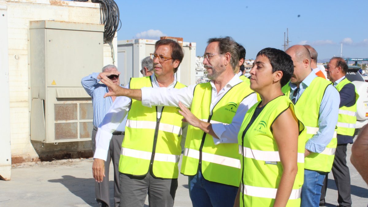 El consejero de Fomento, Felipe López, ayer en su visita al puerto de Garrucha.