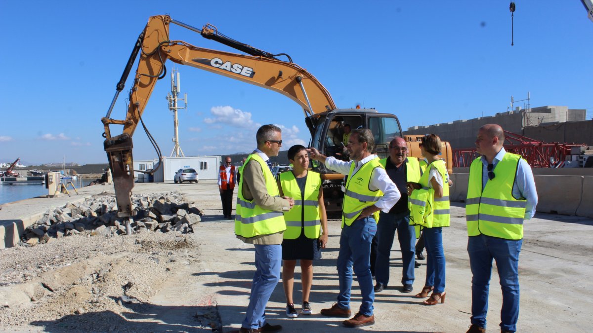 El consejero inspecciona las obras de rehabilitación del dique de abrigo.